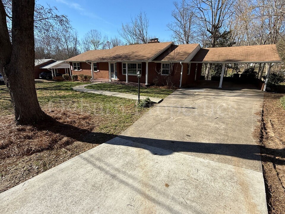 4975 Stonington Rd SW in Winston-Salem, NC - Building Photo