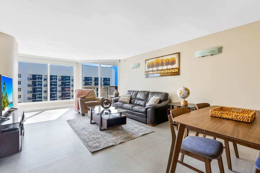 1717 N Bayshore Dr in Miami, FL - Building Photo