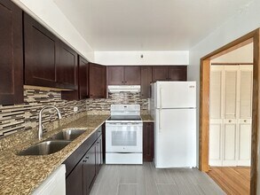 1004 S River Rd, Unit 103 in Des Plaines, IL - Building Photo - Building Photo