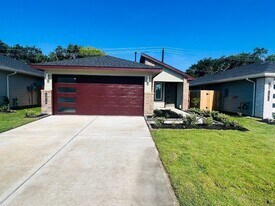 12916 Wempe Wy in Houston, TX - Building Photo