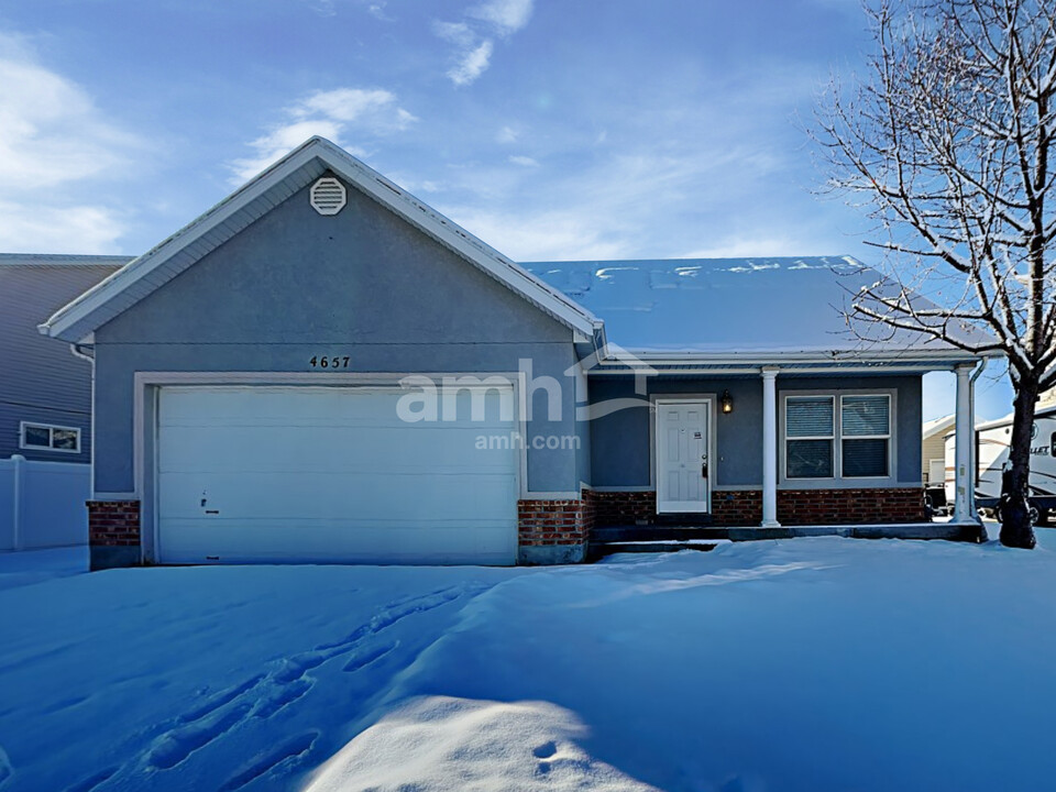 4657 W Midas Park Rd in Herriman, UT - Foto de edificio