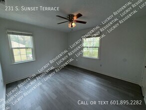 231 S Sunset Terrace in Jackson, MS - Building Photo - Building Photo