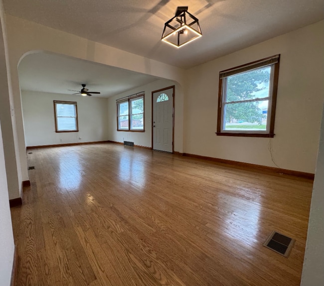 property at 814 E Veterans Memorial Pkwy