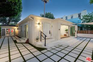 738 Huntley Dr in West Hollywood, CA - Foto de edificio - Building Photo