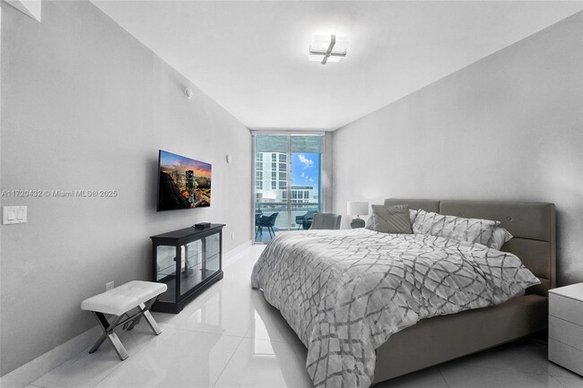 15811 Collins Ave, Unit 503 in North Miami Beach, FL - Building Photo - Building Photo