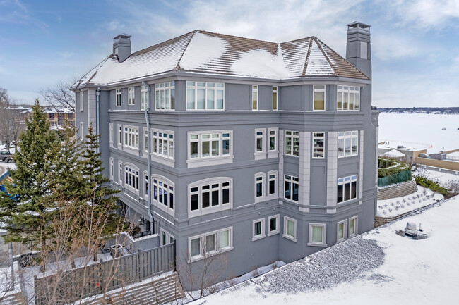 630 Indian Mound St in Wayzata, MN - Foto de edificio - Building Photo