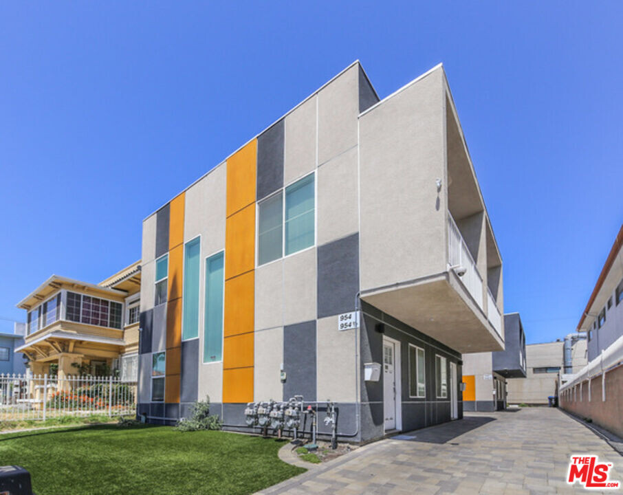 954 1/2 S New Hampshire Ave in Los Angeles, CA - Building Photo