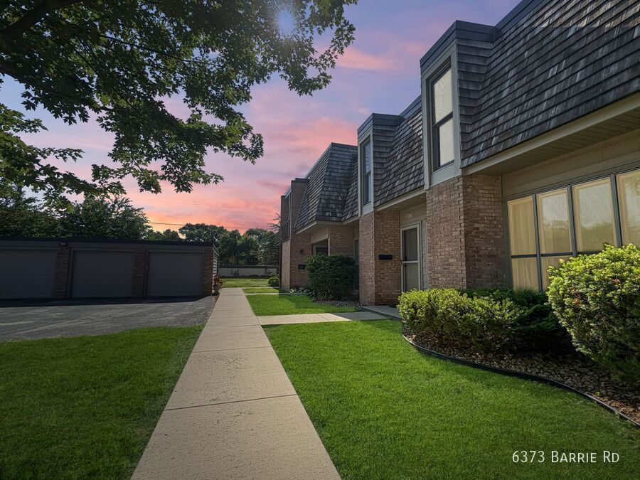 6373 Barrie Rd in Edina, MN - Building Photo