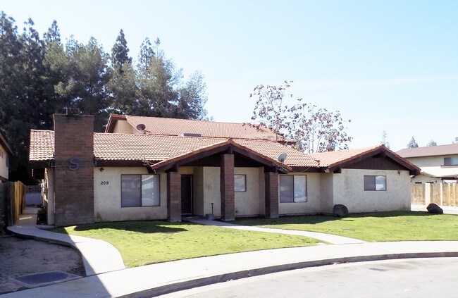 4209 Parkwood Ct in Bakersfield, CA - Building Photo - Building Photo