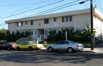 815 Victor Ave. in Inglewood, CA - Foto de edificio - Building Photo