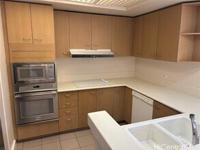 1 Keahole Pl in Honolulu, HI - Building Photo - Building Photo