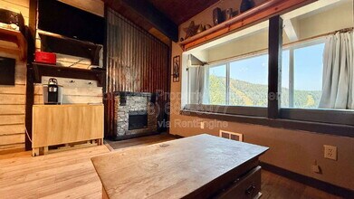 240 Mogul Hill Rd in Sandpoint, ID - Building Photo - Building Photo