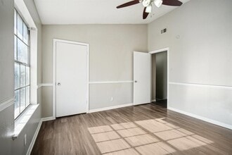 1302 Parker Ln in Austin, TX - Foto de edificio - Building Photo