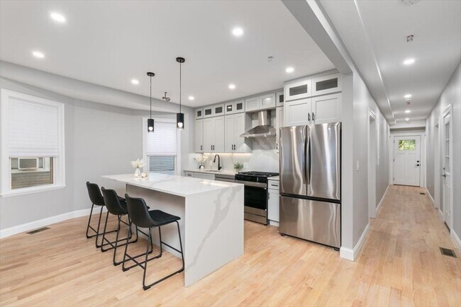 755 Boylston St, Unit B in Chestnut Hill, MA - Building Photo - Building Photo