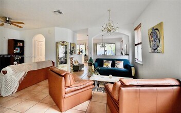 11020 NW 48th Terrace in Doral, FL - Building Photo - Building Photo