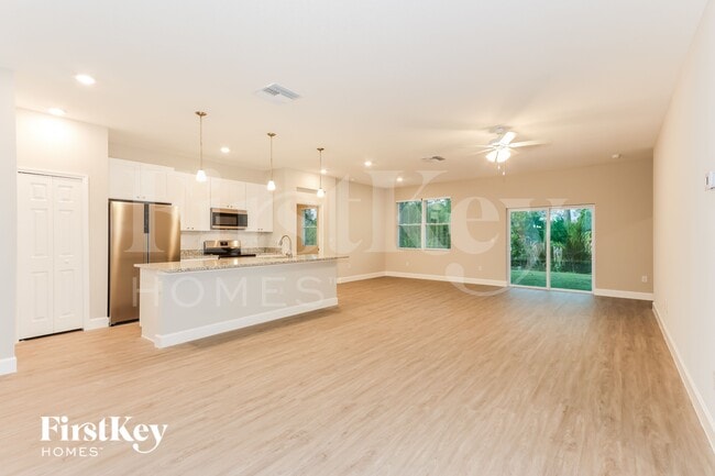 347 Halloran St SE in Palm Bay, FL - Foto de edificio - Building Photo