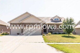 1127 90th St in West Des Moines, IA - Building Photo