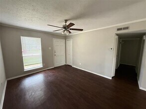 4025 Charter Dr in Garland, TX - Foto de edificio - Building Photo