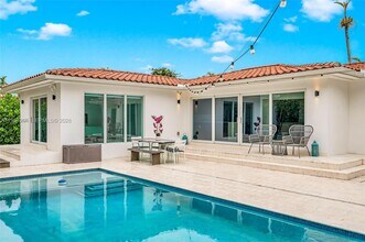 1080 NE 104th St in Miami Shores, FL - Building Photo - Building Photo