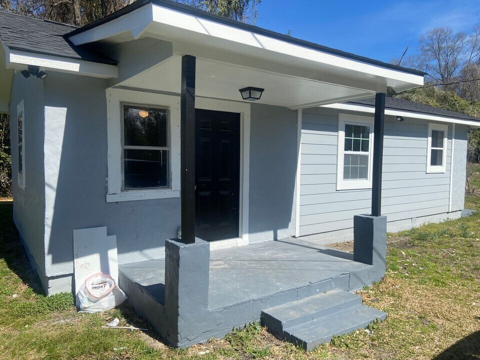 2106 S Andrews Cir in Columbus, GA - Building Photo