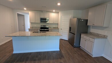 473 Coconut Dr in Bloomingdale, GA - Building Photo - Building Photo