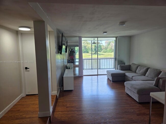 3750 Inverrary Dr in Lauderhill, FL - Building Photo - Building Photo