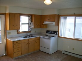 303 4th Ave NW, Unit #3 in Mandan, ND - Foto de edificio - Building Photo