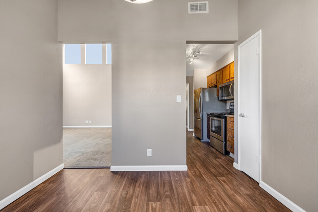 LAKESIDE APARTMENTS in Turlock, CA - Foto de edificio - Interior Photo