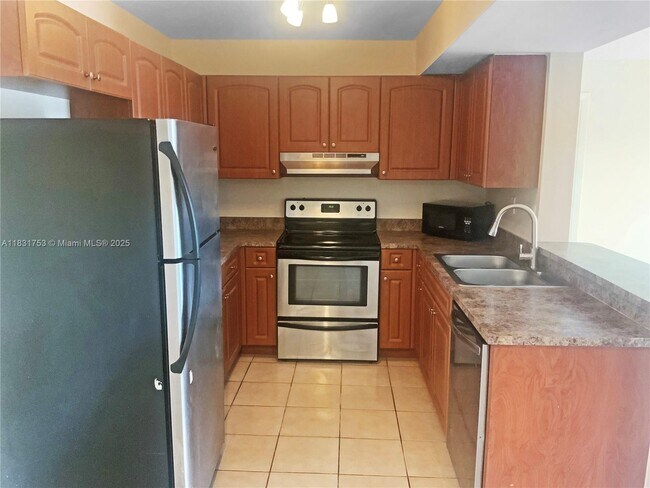 400 Palm Cir W in Pembroke Pines, FL - Building Photo - Building Photo
