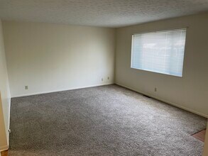 204 E 9th St, Unit B in Williamstown, WV - Building Photo - Building Photo