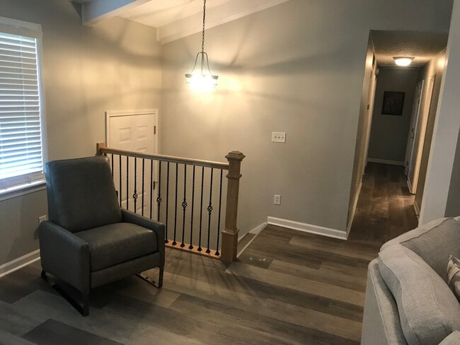 305 Red Bird Way in Woodstock, GA - Building Photo - Building Photo