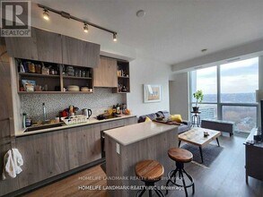 1 Yorkville Ave in Toronto, ON - Building Photo - Building Photo