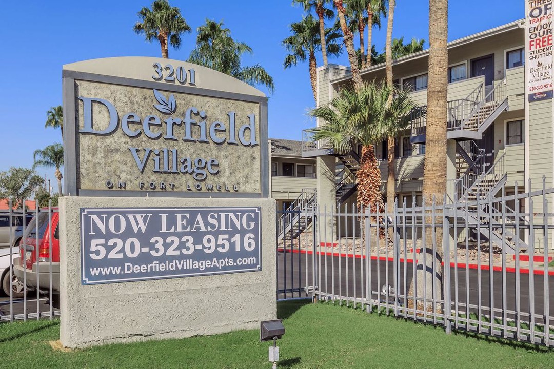 Deerfield Village on Fort Lowell in Tucson, AZ - Building Photo