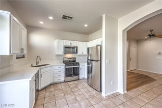 7236 Victoria Oak Ct in Las Vegas, NV - Foto de edificio - Building Photo