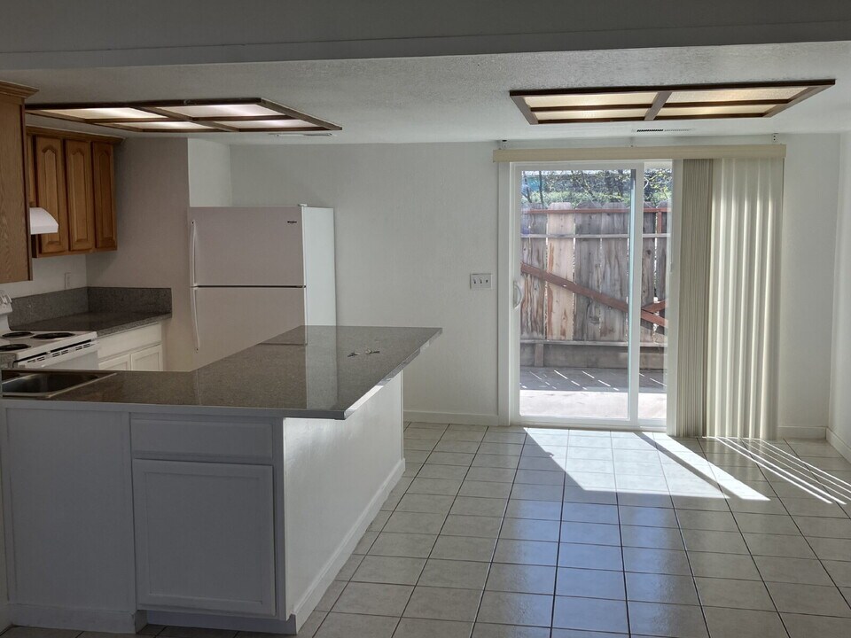 1705 W N Bear Creek Dr-Unit -B in Merced, CA - Building Photo