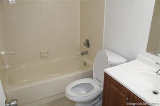 101 NE 41st St-Unit -B35 in Oakland Park, FL - Building Photo - Building Photo