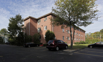 Linden Street Apartments in Waltham, MA - Foto de edificio - Building Photo