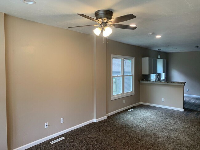 321-321 Caroline St in Janesville, WI - Building Photo - Building Photo