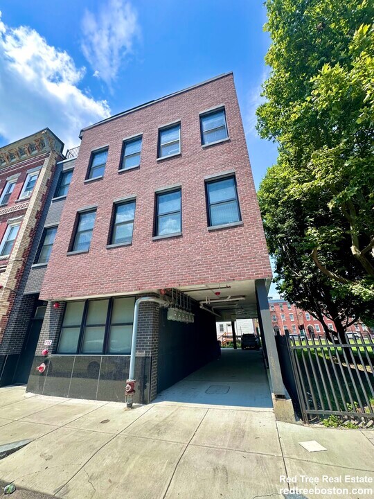 66 Lubec St in Boston, MA - Building Photo