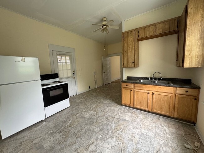 220 Summit Ave in Mount Holly, NC - Foto de edificio - Building Photo