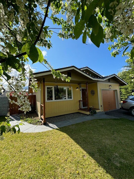 1286 Kuykendall St in Fairbanks, AK - Building Photo