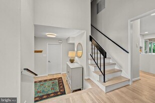 6706 Pine Creek Ct in McLean, VA - Building Photo