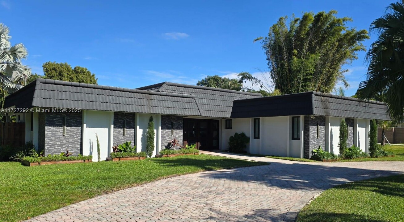 11321 N Mount Dr in Plantation, FL - Building Photo