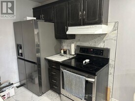 22 Shalom Crescent in Toronto, ON - Building Photo