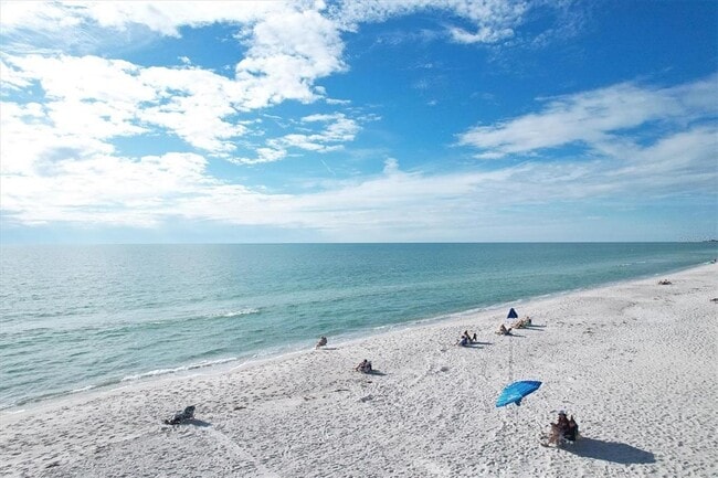534 Sutton Pl in Longboat Key, FL - Building Photo - Building Photo