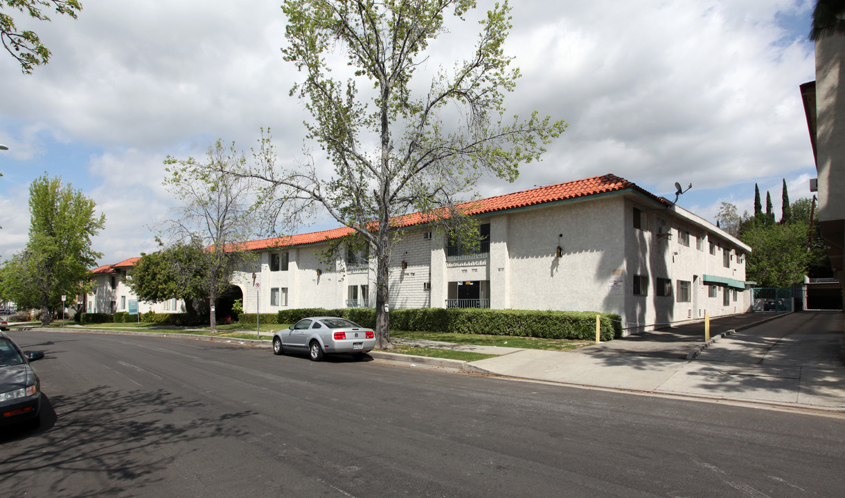 Quakertown Apartments in Woodland Hills, CA - Building Photo