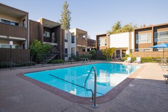 Walnut Avenue Apartments in Carmichael, CA - Foto de edificio - Building Photo