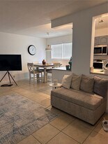 1100 NE 1st Ct in Hallandale Beach, FL - Building Photo