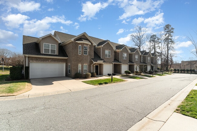 1915 Fleming Rd in Greensboro, NC - Foto de edificio - Building Photo