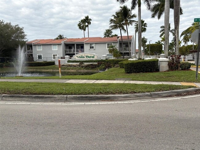 4744 NW 114th Ave in Doral, FL - Foto de edificio - Building Photo